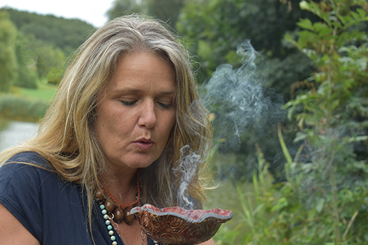 Andrea beim Räuchern